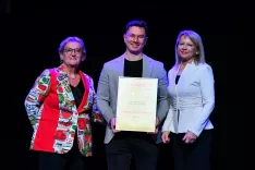 Prejemnik priznanja Chef prihodnosti Davor Arnautović (Vila Muhr, Bohinj) v družbi Mire &Scaron;emić, direktorice Gault&Millau Slovenija ter Maje Pak Olaj, direktorice Slovenske turistične organizacije / Foto: Peter Irman, Arhiv Dogodka