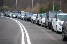 Simbolična fotografija občina JesenicePredor Karavanke in promet na avtocesti in cestninski postaji Hru&scaron;icakolona avtomobili parkirani avtomobili / Foto: Nik Bertoncelj