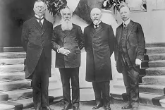 Dr Ante Trumbić, Nikola Pa&scaron;ić, Milenko Vesnić, dr. Ivan Žolger na mirovni konferenci v Parizu leta 1919 / Foto: Kongresa Biblioteka