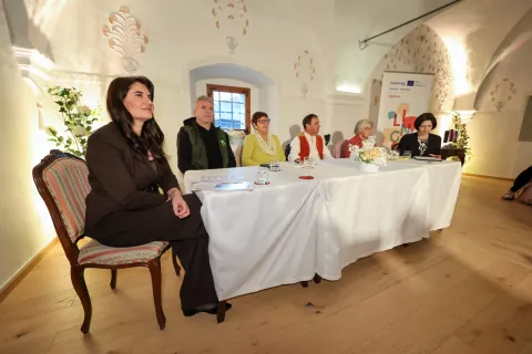 Glasova preja projekt Lingua narečja, Dvorec Visoko, občina Gorenja vas Poljane z leve Sanja Boto, Milan Čadež, Tončka Oblak, Andrej &Scaron;ubic, Francka Benedik, Ana Jagodic / Foto: Tina Dokl