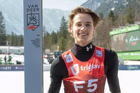 Jaka Drinovec, Strahinj (NSK Tržič FMG)Lepo vreme, lepa atmosfera, žal en padec&nbsp;... Postavil sem osebni rekord 232 m, kar je bila tudi daljava dneva. Leteti v Planici je nekaj posebnega. Se pa na letalnici vsaka napaka bolj pozna, je pa tudi veliko več užitkov, če ti uspe dober polet. Veselim se naslednjih dni. V vlogi predskakalca sem drugo leto. / Foto: Ma&scaron;a Bertoncelj