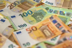 Simbolična fotografija ekonomija, finance, evro, denar. / Foto: Nik Bertoncelj