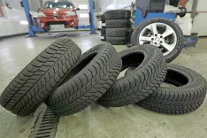 Pred menjavo se prepričajmo, ali so pnevmatike &scaron;e primerne za uporabo. Tudi ob zadostnem profilu namreč pnevmatike po petih ali &scaron;estih letih zaradi starosti velja nadomestiti z novimi. Fotografija je simbolična. / Foto: Gorazd Kavčič / Foto: 