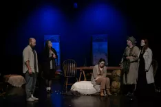 Oder življenja, kjer se v ti&scaron;ini razpirajo neizrečene bolečine in zamujene priložnosti &ndash; prizor iz uprizoritve Striček Vanja KUD Fofit&eacute; v Kulturnem domu Medvode. / Foto: Ada Trkulja,arhiv Kud Fofit&eacute;