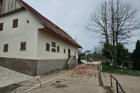 Pre&scaron;erno hi&scaron;a, Vrba, močan veter, streha / Foto: Nik Bertoncelj