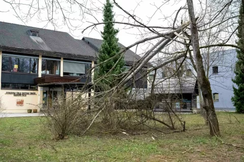 Posledice močnih sunkov vetra Radovljica 26.3.2026Osnovna &scaron;ola A. T. Linharta Radovljica Osnovna &scaron;ola Antona Jan&scaron;e Radovljica / Foto: Nik Bertoncelj