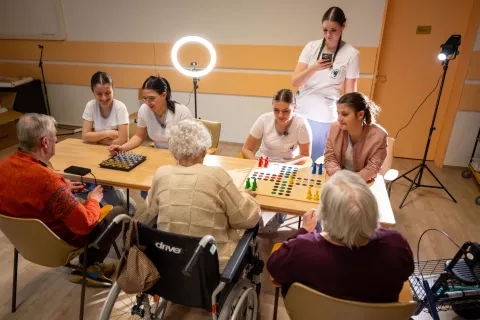 Medgeneracijski projekt Dotik spominov dijakinje Srednja &scaron;ola Jesenice S&Scaron;J in stanovalci Dom upokojencev dr. Franceta Berglja Jesenice / Foto: Nik Bertoncelj