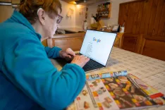 Simbolična fotografija upokojenci spletno nakupovanje starej&scaron;i / Foto: Nik Bertoncelj