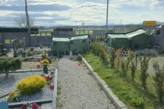 Pogled, ki najprej pozdravi dana&scaron;nje obiskovalce preddvorskega pokopali&scaron;ča. / Foto: Alenka Brun