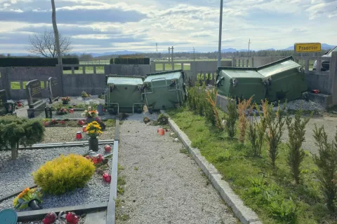 Pogled, ki najprej pozdravi dana&scaron;nje obiskovalce preddvorskega pokopali&scaron;ča. / Foto: Alenka Brun