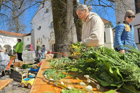 Mojstrica Tanja Pogačnik je preteklo soboto na trgu pred radovlji&scaron;ko cerkvijo vodila delavnico izdelovanja butaric. / Foto: Marjana Ahačič
