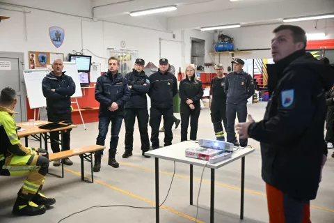 Premier dr. Robert Golob in poveljnik Civilne za&scaron;čite Srečko &Scaron;estan na delovnem obisku na &scaron;tabu občinske Civilne za&scaron;čite v Tržiču. / Foto: Primož Pičulin