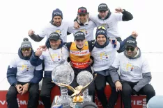 Domen Prevc z lovorikami, ki jih je osvojil v leto&scaron;nji sezoni, in z ekipo, ki ji je zelo hvaležen. / Foto: Peter Ko&scaron;enina