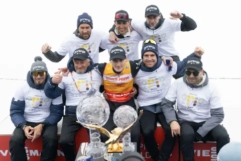 Domen Prevc z lovorikami, ki jih je osvojil v leto&scaron;nji sezoni, in z ekipo, ki ji je zelo hvaležen. / Foto: Peter Ko&scaron;enina