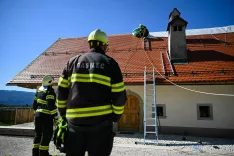 Gasilci od hi&scaron;e do hi&scaron;e pomagali ljudem