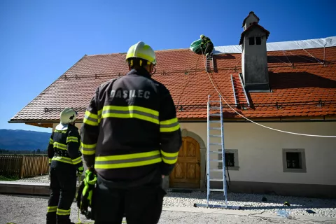 Gasilci od hi&scaron;e do hi&scaron;e pomagali ljudem