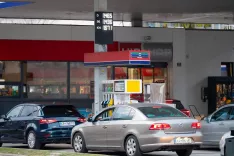 Bencinski servis Petrol občina Jesenice 9. marec 2026 (pred podražitvijo)Simbolična fotografija bencinska postaja Petrol in tankanje / Foto: Nik Bertoncelj