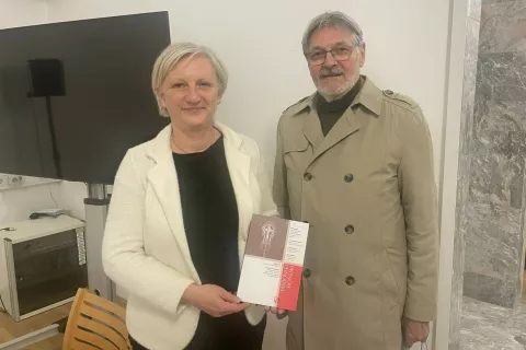 Helena Janežič in dr. Ferdinand &Scaron;erbelj ob predstavitvi zbornika Pasijonski doneski, ki skozi besedo in podobo odpira pot razumevanja pasijonske dedi&scaron;čine kot živega izročila skupnosti. / Foto: Samo Lesjak