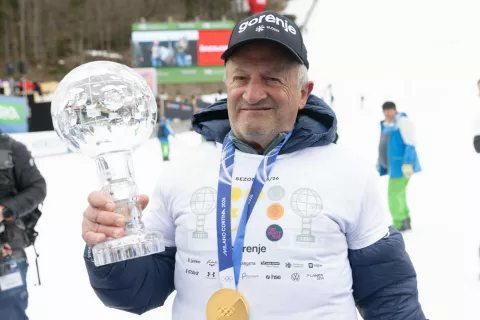 Jani Grilc z Domnom Prevcem sodeluje že enajsto leto in je zelo vesel vseh njegovih uspehov, tudi osvojitve prvega velikega kristalnega globusa. "Že poleti je bil na treningih zelo konstanten," pravi. / Foto: Peter Ko&scaron;enina