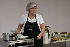 Anka Ančimer je bila vodja delavnice, kjer je razložila pripravo telečje obare, vodnih žličnikov ter v nadaljevanju tudi ajdovih in krompirjevih žgancev. Tko vlivanci kot žganci o se k obari izjemno podali. / Foto: Alenka Brun