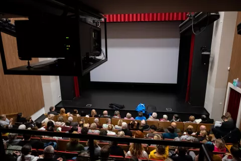 Okrogla miza in film Posebni