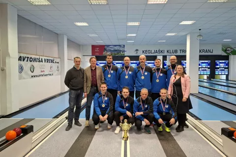 Na fotografiji so spredaj: Tadej Uranič, Moko &Scaron;teržaj, Grega Bajželj in Miha Uranič, zadaj so z leve: Boris Vehovec predsednik KK Triglav, Zoran Moj&scaron;kerc predsednik KZS, Davor Sobočan, Franci Veli&scaron;ček, Tomaž Žvanut, Žiga Požar, Ale&scaron; Blaž in Manja Zorko podžupanja Kranja. Na fotografiji manjkata Jure Eržen in Denis Pa&scaron;ič.&nbsp; / Foto: Arhiv Kk Triglav Kranj