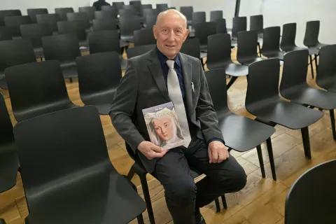 Roman o opatinji in klarisah