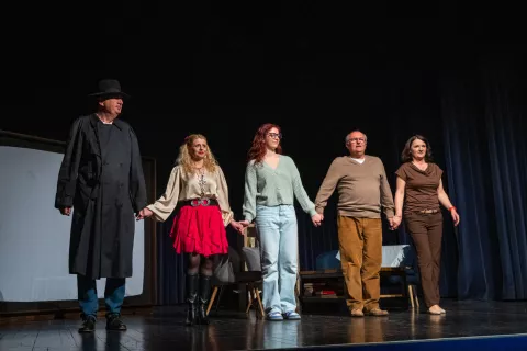 Predstava Vpra&scaron;aj me &scaron;e enkrat / Foto: Miroslav A&scaron;anin