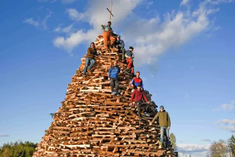 Tudi do sedem metrov je visoka lesena grmada, ki jo Radi&scaron;ani na večer pred veliko nočjo zakurijo v veličasten kres. / Foto: Spd Radi&scaron;e