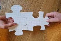 Simbol svetovnega dne zavedanja o avtizmu je sestavljanka. / Foto: Maja Bertoncelj