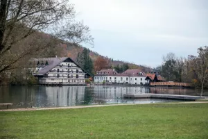 zaprt hotel Alma in Grad Hrib jezero Črnava Preddvor / Foto: Tina Dokl