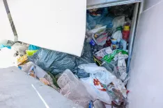 Zbiranje odpadkov prevzela občina