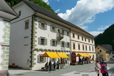 Razstava ob osemdeseti obletnici zadruge Niko