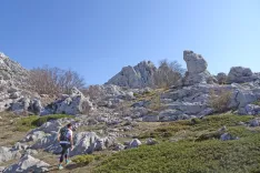 Izrazit skalni rog, ki je iz vsake strani videti drugače. Za njim sledi manj&scaron;a travnata dolinica. / Foto: Jelena Justin