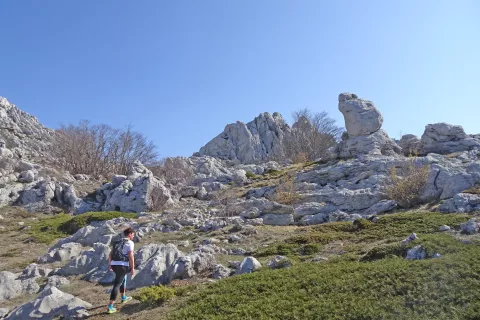 Izrazit skalni rog, ki je iz vsake strani videti drugače. Za njim sledi manj&scaron;a travnata dolinica. / Foto: Jelena Justin