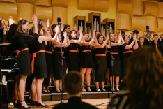 Me&scaron;ani mladinski pevski zbor Gimnazije &Scaron;kofja Loka med nastopom / Foto: Lea Remic Valenti