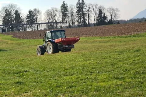 Kmečka nafta se je po podatkih zbornice od januarja do danes podražila za 54 odstotkov, gnojila od 15 do 43 odstotkov. / Foto: Cveto Zaplotnik