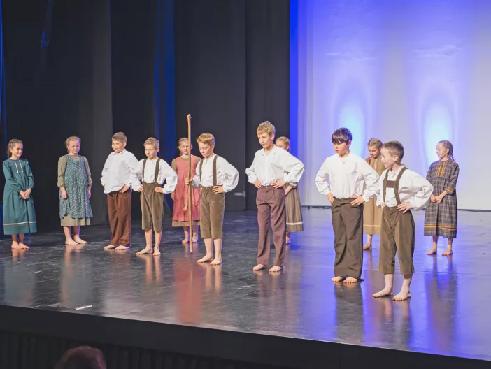 Folklorna skupina Thin na odru Doma kulture Kamnik / Foto: A2m Vision