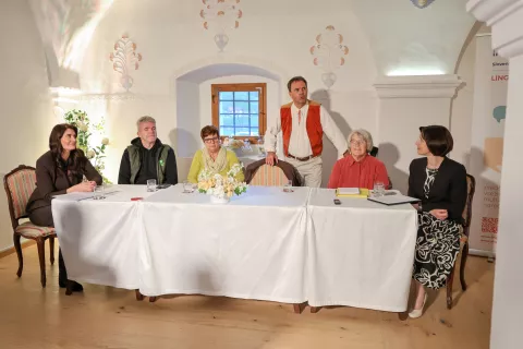Glasova preja projekt Lingua narečja, Dvorec Visoko, občina Gorenja vas Poljane z leve Sanja Boto, Milan Čadež, Tončka Oblak, Andrej &Scaron;ubic, Francka Benedik, Ana Jagodic Foto: Tina Dokl