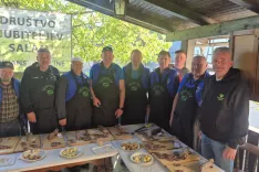 Letos je bilo na poku&scaron;ino 22 vzorcev salam, ki pa so bili po besedah Tomaža Žežka (drugi z desne), predsednika Dru&scaron;tva ljubiteljev salam Poljanske doline, vsi zelo kakovostni. Salamarje je na Vidmu pozdravil tudi domači župan Milan Čadež (skrajno desno). / Foto: Klara Mrak