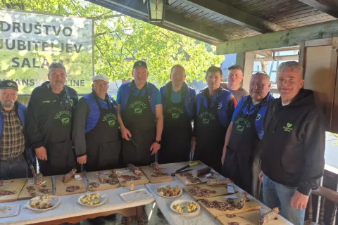 Letos je bilo na poku&scaron;ino 22 vzorcev salam, ki pa so bili po besedah Tomaža Žežka (drugi z desne), predsednika Dru&scaron;tva ljubiteljev salam Poljanske doline, vsi zelo kakovostni. Salamarje je na Vidmu pozdravil tudi domači župan Milan Čadež (skrajno desno). / Foto: Klara Mrak