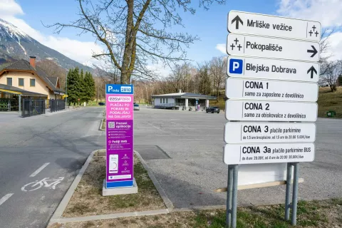 Parkiri&scaron;če Pokopali&scaron;če Blejska Dobrava JeseniceSpremenjen režim na Easypark 1.4.2026 / Foto: Nik Bertoncelj
