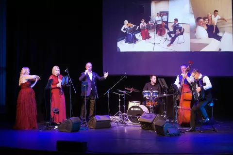 Na odru se je slavljencem pridružil tudi Matjaž Mrak. / Foto: Alenka Brun