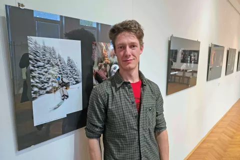 Bine Mekina ob razstavljeni nagrajeni fotografiji turnega smučarja z naslovom &Scaron;c izza ravnine / Foto: Marjana Ahačič