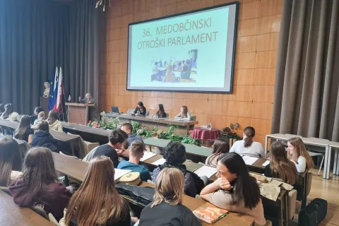 Zasedanje medobčinskega otro&scaron;kega parlamenta v Kranju / Foto: Mateja Rant