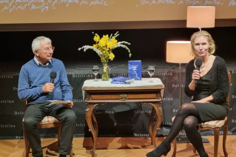 Goran &Scaron;u&scaron;njar v pogovoru s Heleno &Scaron;uklje ob predstavitvi njenega literarnega prvenca. / Foto: Mateja Rant