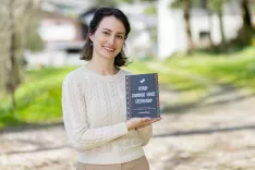 Anamarija Mihovec s svojim knjižnim prvencem, ki jo bo za vedno spominjal na neprecenljivo izku&scaron;njo, ki jo je doživela v Afriki. / Foto: Peter Ko&scaron;enina