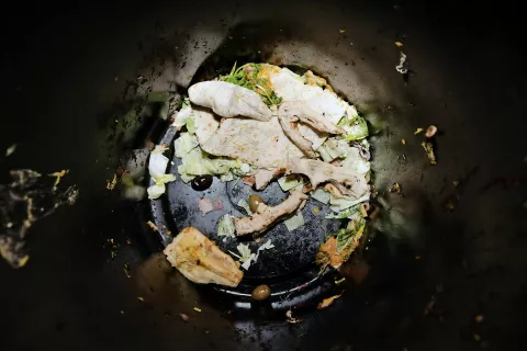 V odpadke dvesto ton hrane na dan