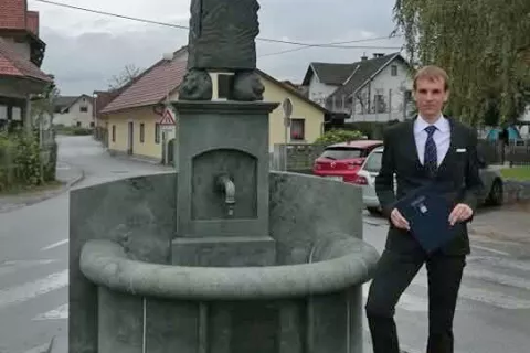 Dr. Jure Voglar pred vodnjakom Gregorja Voglarja v Naklem po zagovoru doktorske disertacije na Fakulteti za strojni&scaron;tvo Univerze v Ljubljani 25. septembra 2019 / Foto:  