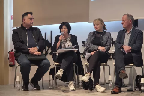 Za zasloni do polnoči in čez